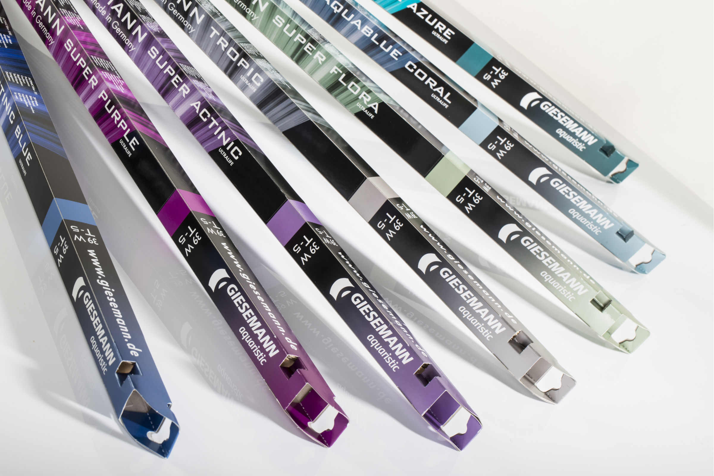 Mehrere Giesemann Leuchtstoffröhren in farbiger Verpackung